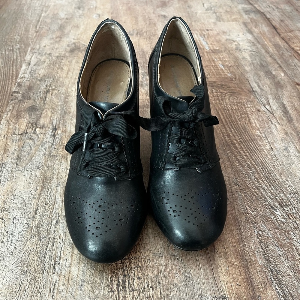 Black oxford style Adrienne Vittadini heels size 6.5 M with lace up front detail